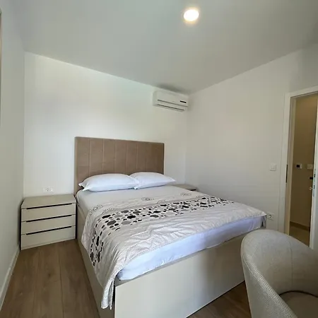 Petar With Pool And Sea View Apartment Makarska